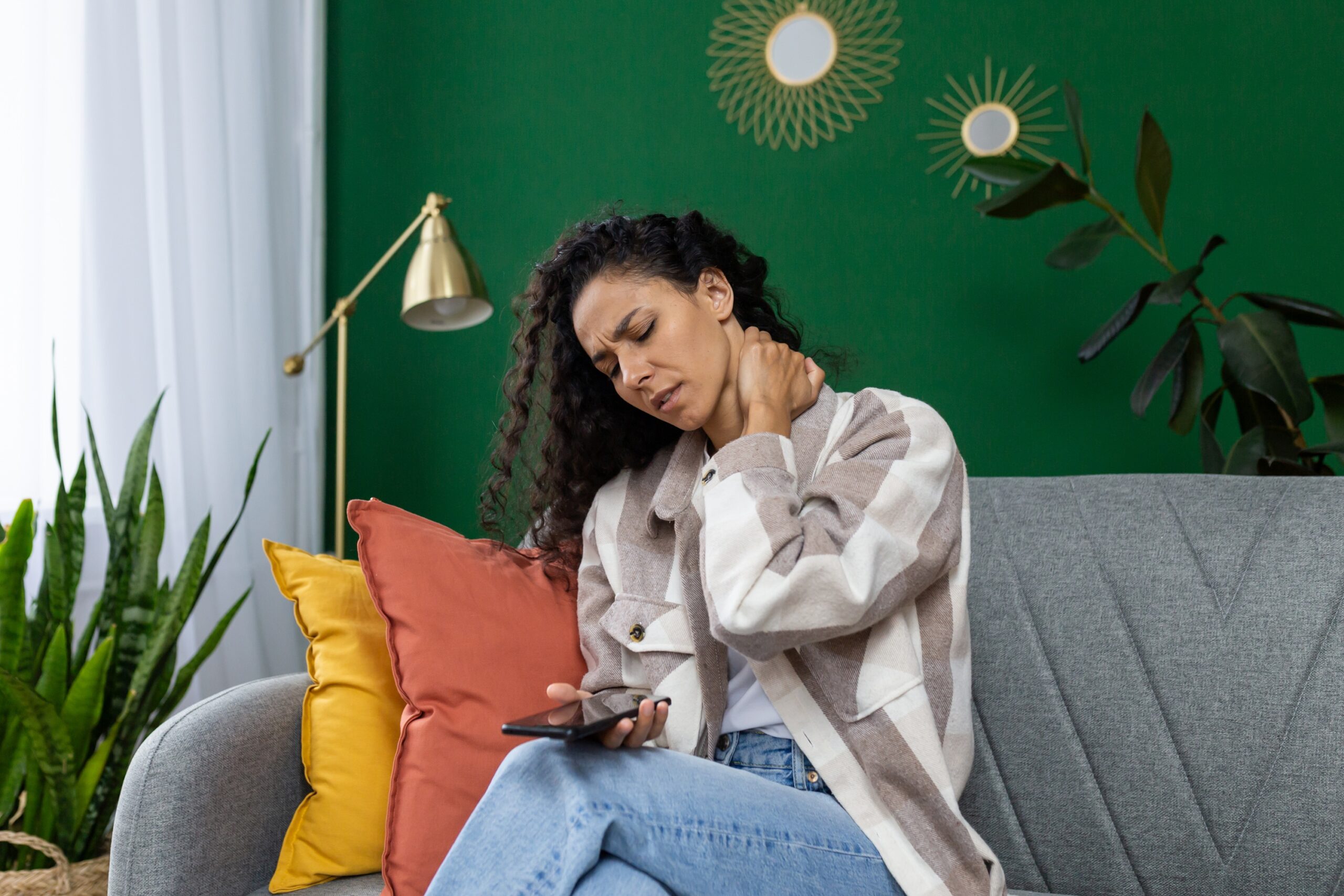 Síndrome do pescoço de texto: uso do celular pode adicionar até 27 kg na coluna