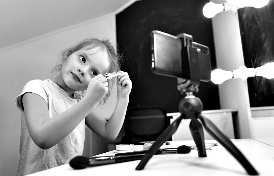 Adultização infantil: o que está em jogo no projeto de lei que tramita no Congresso
