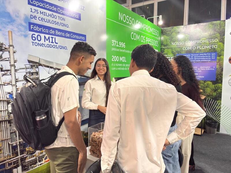 Suzano apresenta processo de produção da celulose e iniciativas socioambientais na Fecoimp 2025