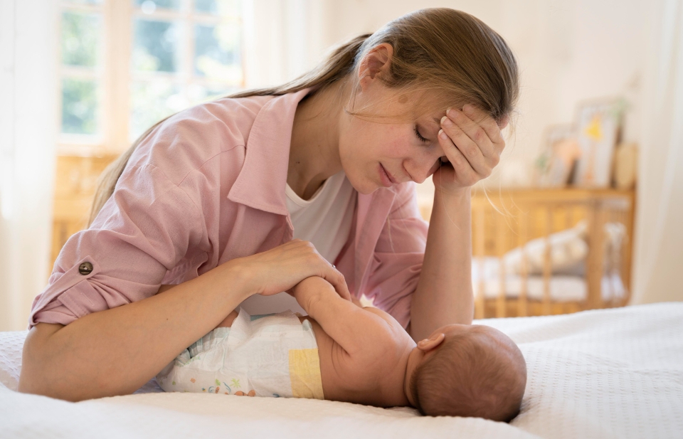 Cólicas em bebês: especialista ensina manobras eficazes que trazem alívio