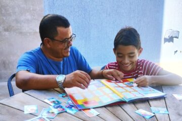 Muito além das figurinhas: álbum da Copa fortalece laços entre gerações e promove desenvolvimento infantil