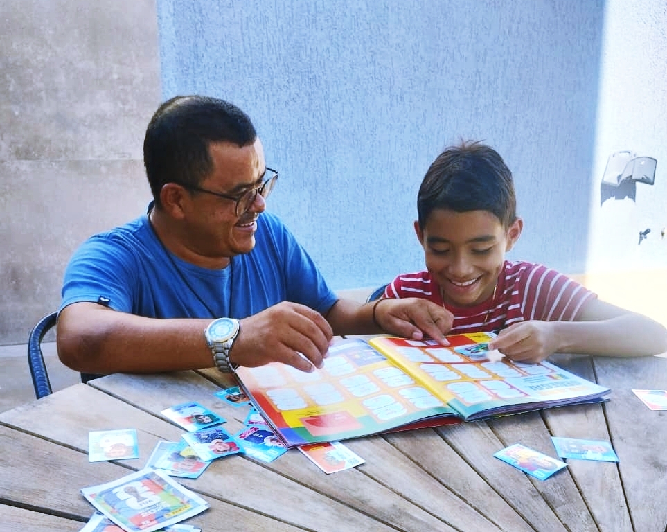 Muito além das figurinhas: álbum da Copa fortalece laços entre gerações e promove desenvolvimento infantil